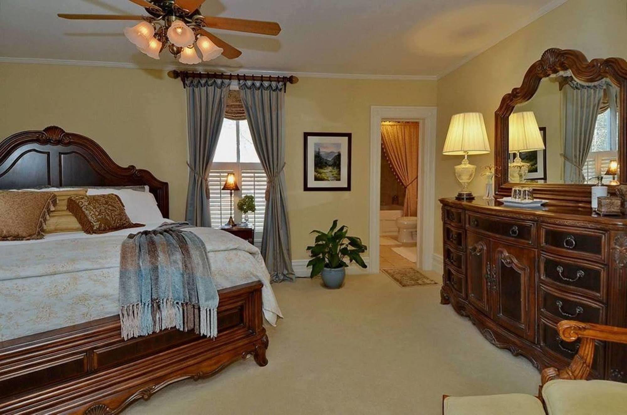 Oak Hill On Love Lane Bed And Breakfast Inn Уэйнсвилл Экстерьер фото